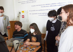 Studenti rozdávají stužky - březen 2022