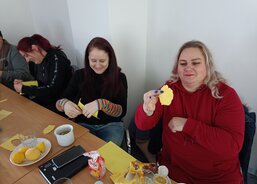 Hmatová stimulace - vytrhávání citronu z papíru