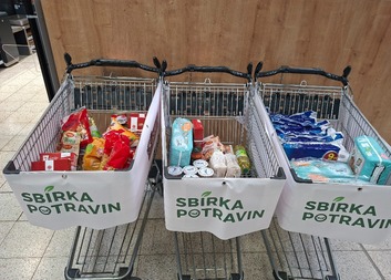 Štědrost, která pomáhá: Jarní sbírka potravin v Šumperku vynesla stovky kilogramů pomoci