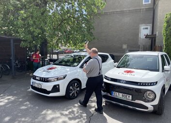 Na dvoře Charity Šumperk proběhlo žehnání aut
